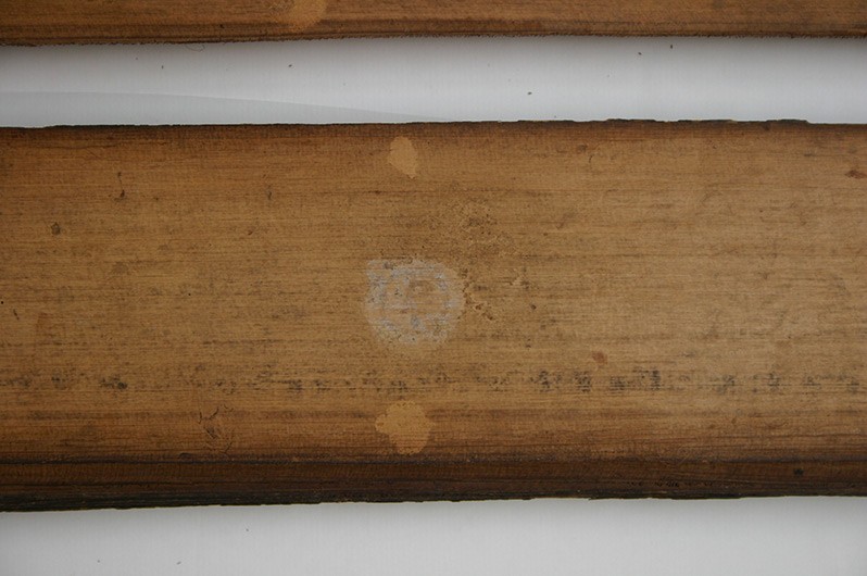 White dot with a vague sign of a letter on the reverse side of Mahmyr panel, folio 88r.
